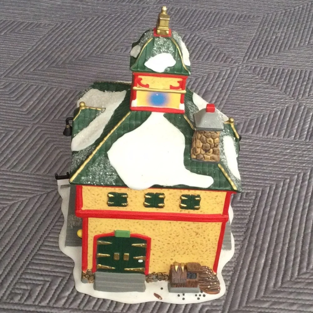 Department 56 North Star Commuter Train Starion - Picture 4 of 8